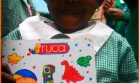 Entrega de roupas e material escolar as crianças do bairro de lata do Soweto
