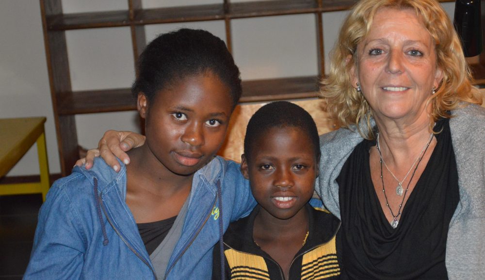 Laura Vasconcellos com as suas meninas do Centro Wanalea